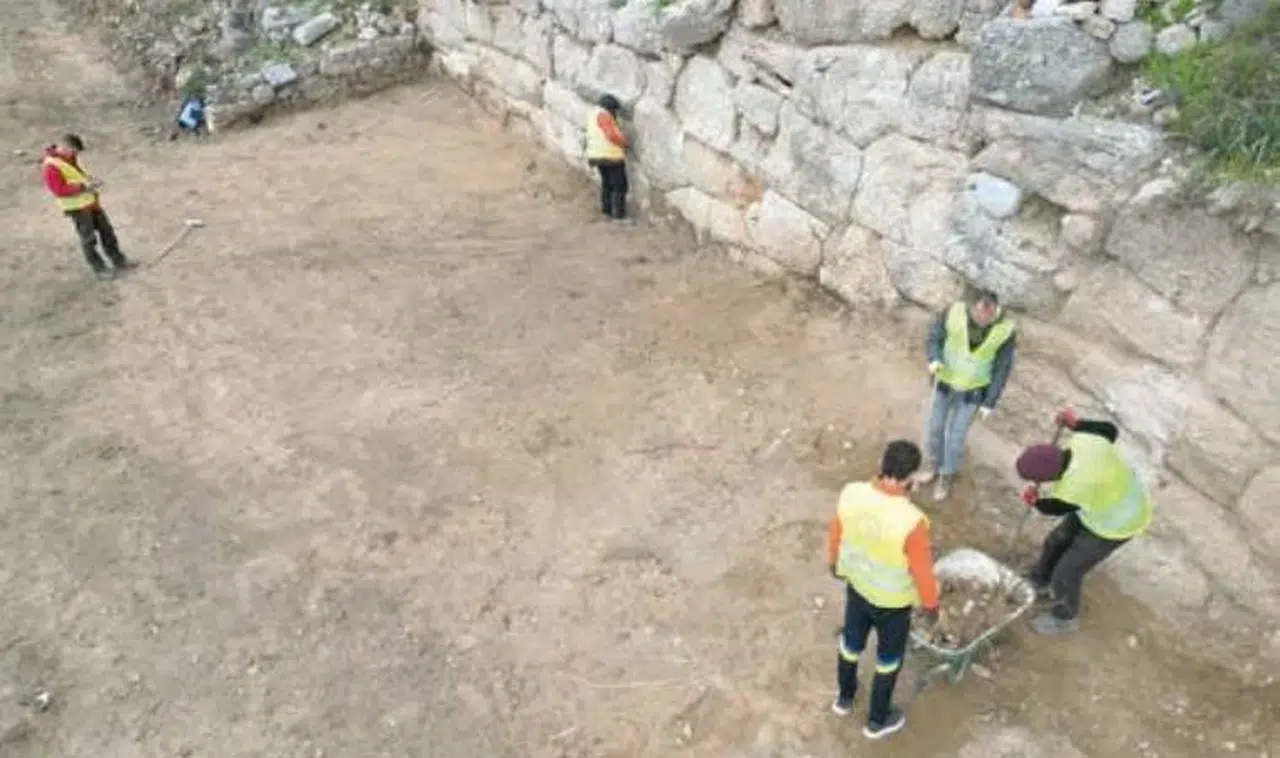 Knidos Antik Kenti’nde Otopark Tartışması: Arkeologlardan Uyarı
