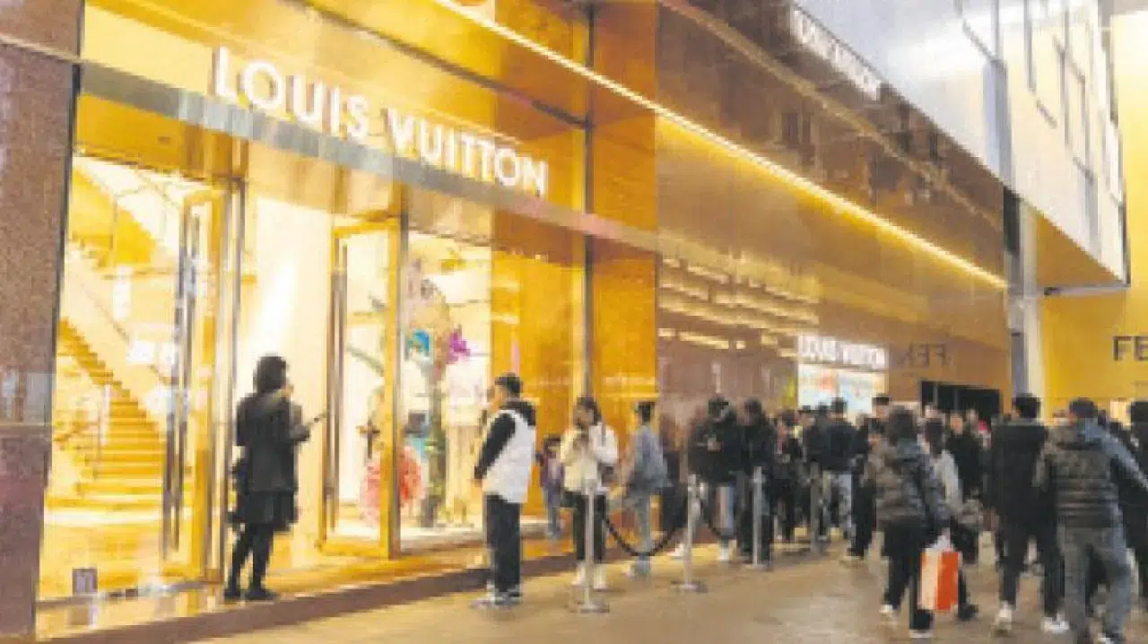 Yatırımını Kendi Kendine Yönetiyor