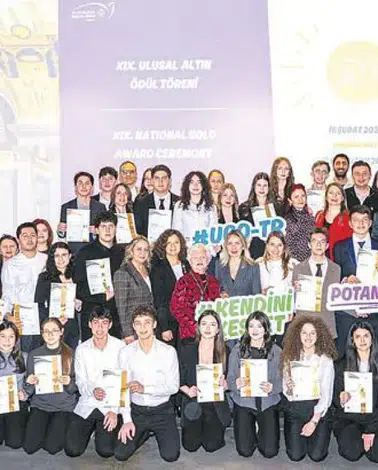 Gençlere "Altın Başarı Ödülü" verilerek teşvik edildi
