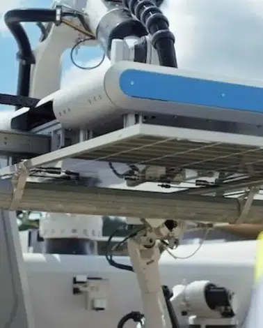 Robot Teknolojisi Çöl Ortamında Güneş Enerjisi Panelleri Kurdu