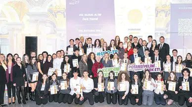 Gençlere "Altın Başarı Ödülü" verilerek teşvik edildi