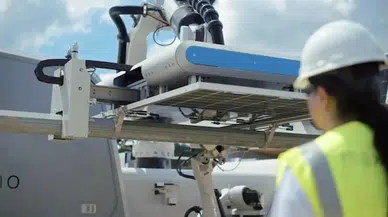 Robot Teknolojisi Çöl Ortamında Güneş Enerjisi Panelleri Kurdu