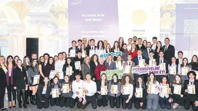 Gençlere "Altın Başarı Ödülü" verilerek teşvik edildi