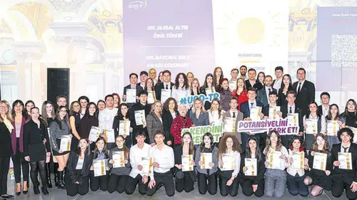 Gençlere "Altın Başarı Ödülü" verilerek teşvik edildi