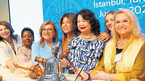 Kadın Yöneticiler Birbirlerinin Başarılarına Destek Oluyor