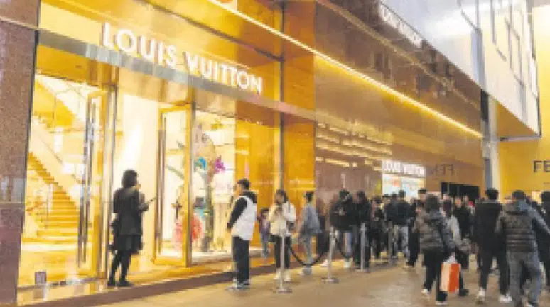 Yatırımını Kendi Kendine Yönetiyor